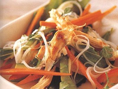 Овощной салат с рисовой лапшой Овощной салат с рисовой лапшой