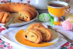 Пасхальное кольцо с изюмом и орехами Пасхальное кольцо с изюмом и орехами