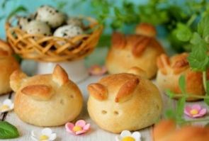 Пасхальные булочки с перепелиными яйцами