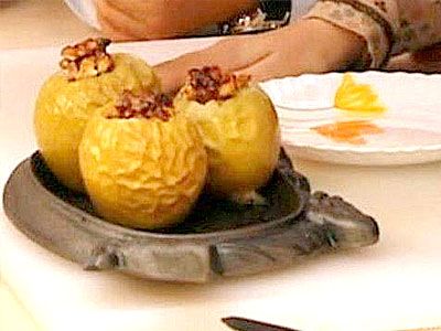 Печеные яблоки с медом и орехами Печеные яблоки с медом и орехами