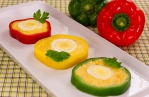 Перец, фаршированный сыром и яйцами Перец, фаршированный сыром и яйцами