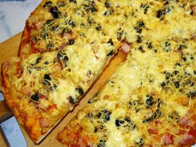 Пицца по-гавайски с ананасами и ветчиной Пицца по-гавайски с ананасами и ветчиной