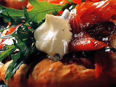 Пицца с лососем, красным луком и сливочным сыром Пицца с лососем, красным луком и сливочным сыром