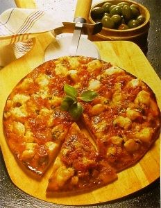 Пицца с ветчиной и ананасом