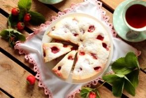 Пирог с клубникой в мультиварке Пирог с клубникой в мультиварке