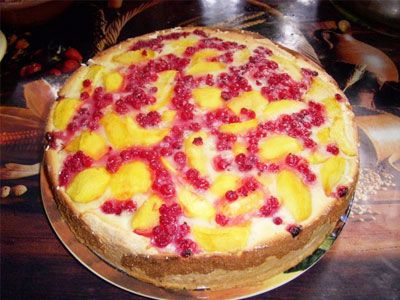 Пирог с персиками и красной смородиной
