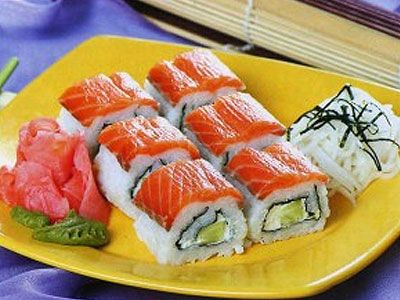 Роллы с огурцом и лососем Роллы с огурцом и лососем