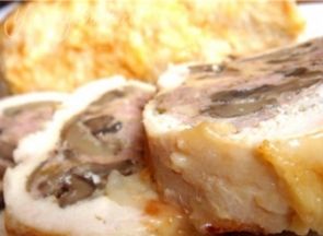 Рулет из куриной грудки с фаршем и шампиньонами Рулет из куриной грудки с фаршем и шампиньонами