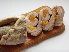 Рулет из кусочков мяса с черносливом или курагой Рулет из кусочков мяса с черносливом или курагой