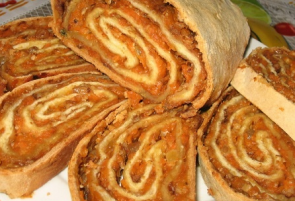 Рулет лимонный с изюмом и орехами Рулет лимонный с изюмом и орехами
