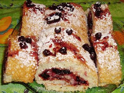 Рулет с черной смородиной