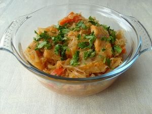Рыба с тушеной квашеной капустой по-венгерски Рыба с тушеной квашеной капустой по-венгерски