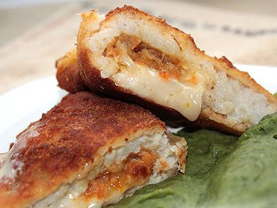 Рыбные конверты с сыром, чесноком, морковью и зеленое пюре Рыбные конверты с сыром, чесноком, морковью и зеленое пюре