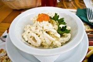 Салат из кальмаров с изюмом и орехами Салат из кальмаров с изюмом и орехами