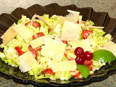 Салат из капусты с колбасками и сыром Салат из капусты с колбасками и сыром