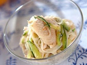 Салат из куриных крылышек с вермишелью Салат из куриных крылышек с вермишелью