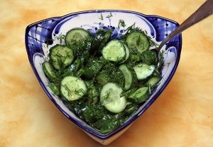 Салат из огурцов с медом Салат из огурцов с медом
