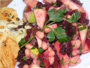 Салат из свеклы с овощами и фасолью Салат из свеклы с овощами и фасолью