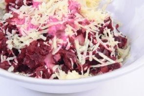 Салат из сырой свеклы с яблоком и сыром Салат из сырой свеклы с яблоком и сыром