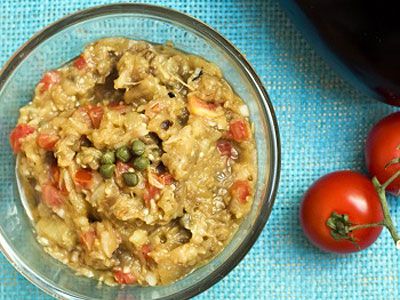 Салат из жареных баклажанов, лука и помидоров Салат из жареных баклажанов, лука и помидоров