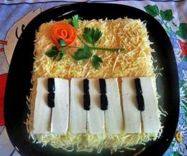 Салат "Буржуйский" с курицей Салат "Буржуйский" с курицей