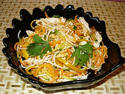 Салат с фунчозой, курицей и овощами Салат с фунчозой, курицей и овощами