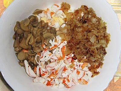 Салат с грибами и крабовыми палочками Салат с грибами и крабовыми палочками