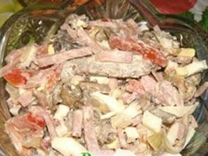 Салат с грибами, яйцами, помидорами и ветчиной Салат с грибами, яйцами, помидорами и ветчиной