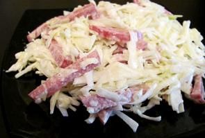 Салат с капустой и копченой колбасой Салат с капустой и копченой колбасой
