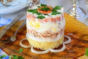 Салат с консервированной горбушей и овощами Салат с консервированной горбушей и овощами