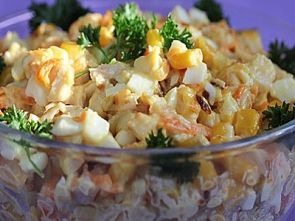 Салат с копченой курицей и кукурузой Салат с копченой курицей и кукурузой