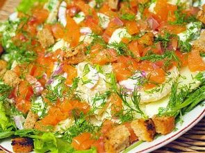 Салат с копченым лососем, картофелем и яблоками Салат с копченым лососем, картофелем и яблоками
