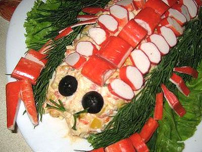 Салат с крабовыми палочками и колбасой Салат с крабовыми палочками и колбасой