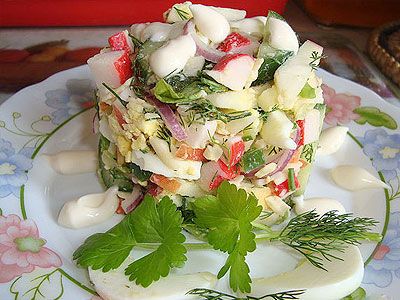 Салат с крабовыми палочками и салатными листьями Салат с крабовыми палочками и салатными листьями