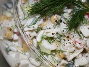 Салат с крабовыми палочками "Классика жанра" Салат с крабовыми палочками "Классика жанра"