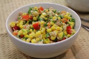 Салат с кукурузой и тунцом Салат с кукурузой и тунцом