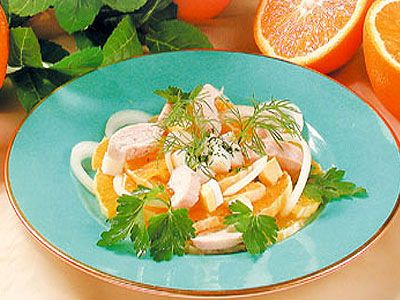 Салат с курицей и апельсинами под клюквенным соусом Салат с курицей и апельсинами под клюквенным соусом