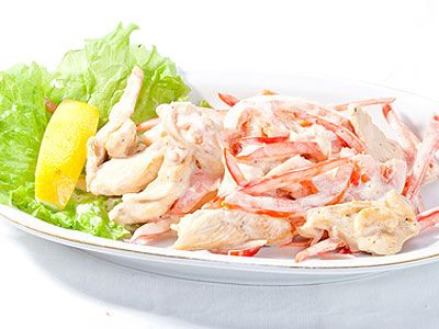 Салат с куриной грудинкой и крабовым мясом Салат с куриной грудинкой и крабовым мясом