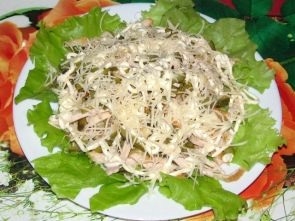 Салат с курочкой и солёным огурцом Салат с курочкой и солёным огурцом
