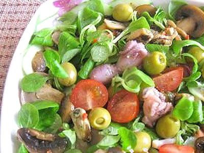 Салат с морепродуктами и шампиньонами Салат с морепродуктами и шампиньонами