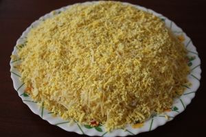 Салат с печенью трески и сыром Салат с печенью трески и сыром