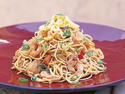 Салат с пшеничной лапшой и креветками Салат с пшеничной лапшой и креветками