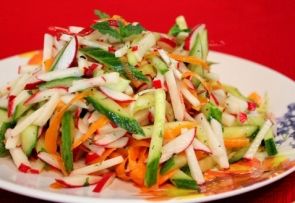 Салат с редисом, огурцами и морковкой Салат с редисом, огурцами и морковкой