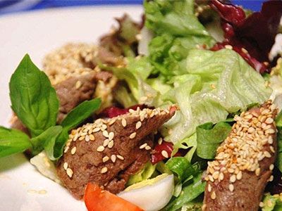 Салат с роллами из телятины Салат с роллами из телятины