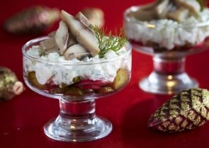 Салат с сельдью и маринованными огурцами Салат с сельдью и маринованными огурцами