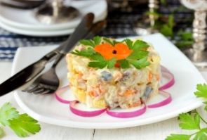 Салат с солёной скумбрией и овощами Салат с солёной скумбрией и овощами