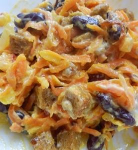 Салат с сухариками и корейской морковкой Салат с сухариками и корейской морковкой