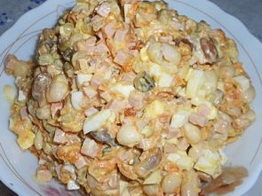 Салат с вареной фасолью, колбасой и овощами Салат с вареной фасолью, колбасой и овощами