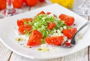 Салат с зернёным творогом, кресс-салатом и помидорами черри Салат с зернёным творогом, кресс-салатом и помидорами черри