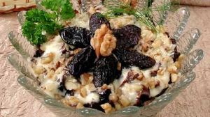 Салат слоеный с черносливом Салат слоеный с черносливом